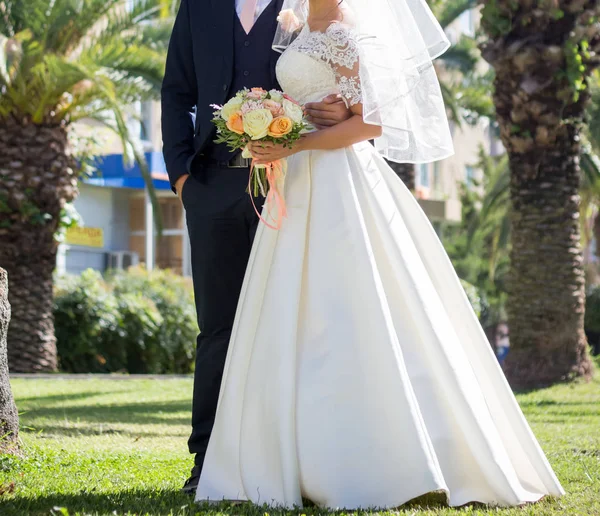 Novia Novio Celebrando Ramo Bodas Con Rosas —  Fotos de Stock