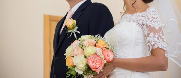 Νύφης Και Του Γαμπρού Κρατώντας Γαμήλια Ανθοδέσμη Τριαντάφυλλα — Φωτογραφία Αρχείου