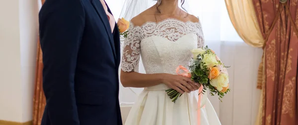 Novia Novio Celebrando Ramo Bodas Con Rosas — Foto de Stock