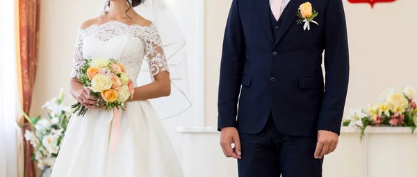 Noiva Noivo Segurando Buquê Casamento Com Rosas — Fotografia de Stock