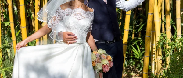 Gelin Damat Düğün Buket Gül Tutan — Stok fotoğraf