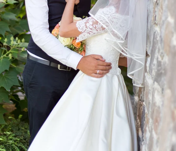 Жених Невеста Держат Свадебный Букет Розами — стоковое фото