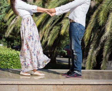 Genç çift yaz aylarında parkta gezinme