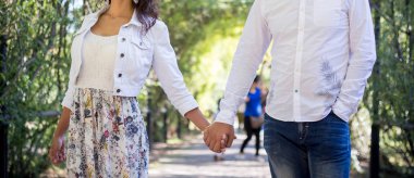 Genç çift yaz aylarında parkta gezinme