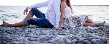 mutlu genç bir çift sahilde