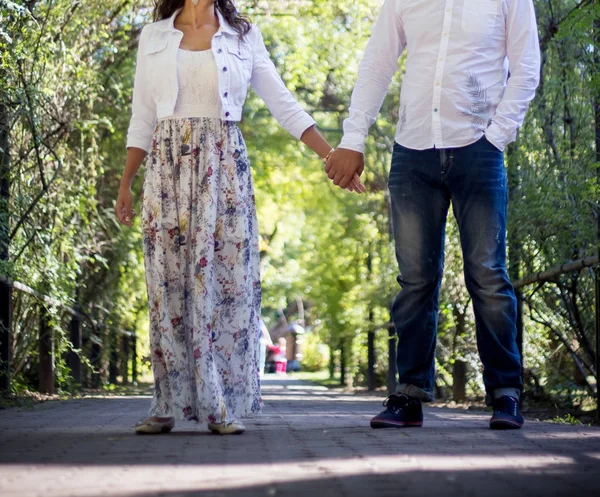 若いカップルが公園で夏の散歩 — ストック写真