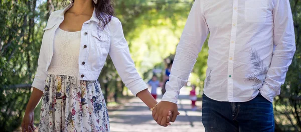 Giovane Coppia Passeggiare Estate Nel Parco — Foto Stock