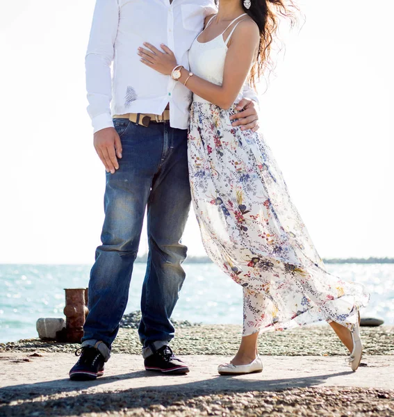 Jonge Gelukkige Paar Het Strand — Stockfoto