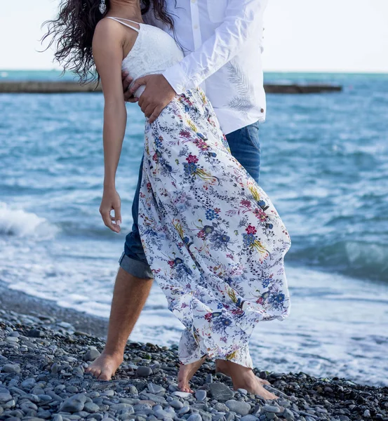 Jonge Gelukkige Paar Het Strand — Stockfoto