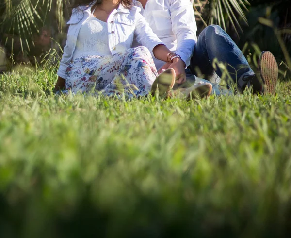 Junges Glückliches Paar Hat Spaß Auf Einem Feld Einem Heißen — Stockfoto