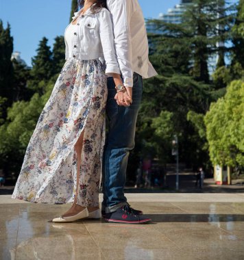 Genç çift yaz aylarında parkta gezinme