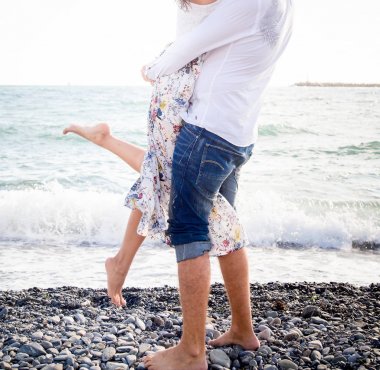 mutlu genç bir çift sahilde