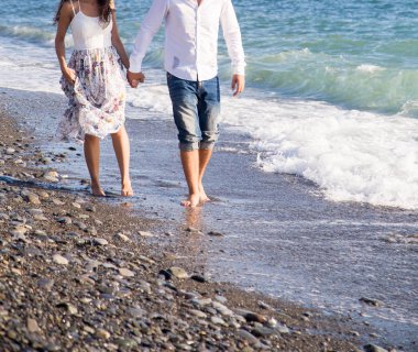 mutlu genç bir çift sahilde