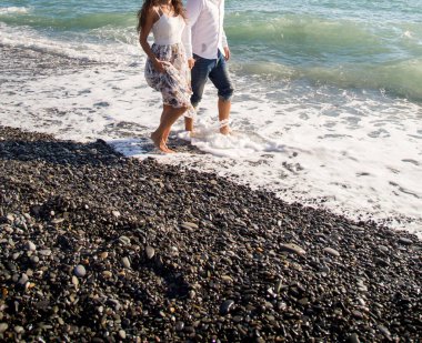 mutlu genç bir çift sahilde