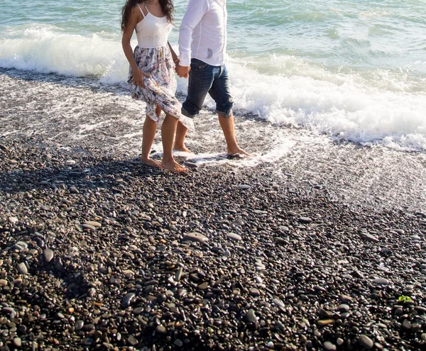 Unga Lyckliga Paret Stranden — Stockfoto