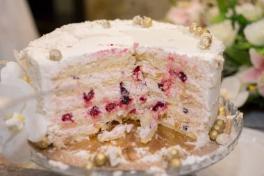 Gelin ve damat bir düğünde pasta kesiyorlar.