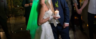 Düğünde gelin ve damadın elinde Mum