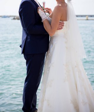 Sahilde evlenen çift.