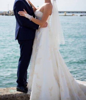 Sahilde evlenen çift.