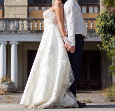 mutlu gelin ve damadın düğünde Parkta yürümek