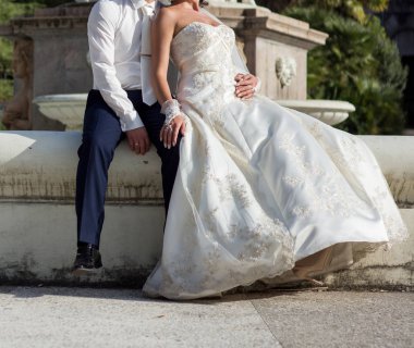 mutlu gelin ve damadın düğünde Parkta yürümek