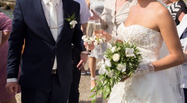 Gelin ve damat düğün gözlüğü taşıyor.