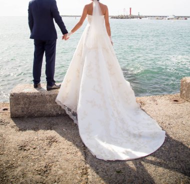 Sahilde evlenen çift.