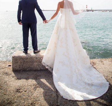 Sahilde evlenen çift.