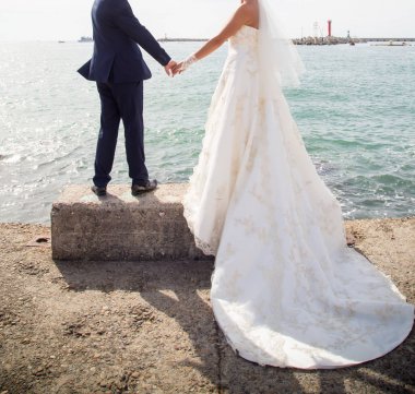 Sahilde evlenen çift.