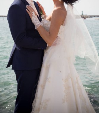 Sahilde evlenen çift.