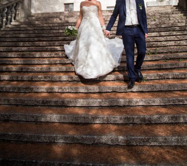 mutlu gelin ve damadın düğünde Parkta yürümek