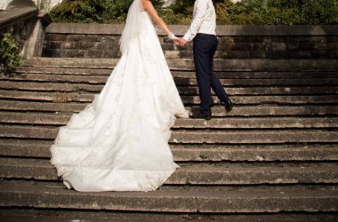 mutlu gelin ve damadın düğünde Parkta yürümek