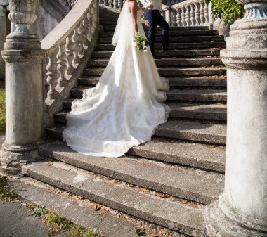 mutlu gelin ve damadın düğünde Parkta yürümek