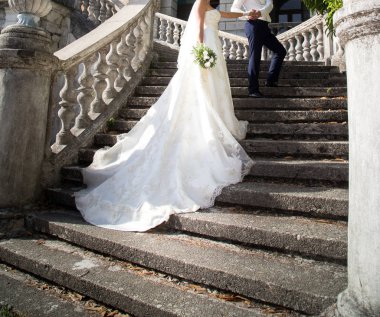 mutlu gelin ve damadın düğünde Parkta yürümek