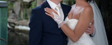 mutlu gelin ve damadın düğünde Parkta yürümek