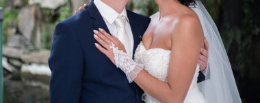 mutlu gelin ve damadın düğünde Parkta yürümek