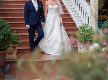 mutlu gelin ve damadın düğünde Parkta yürümek