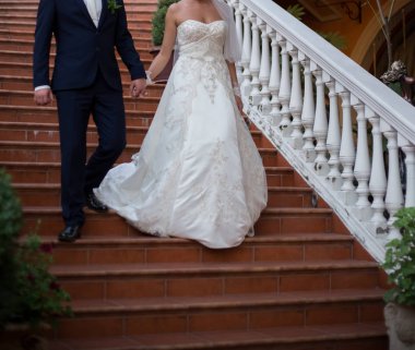 mutlu gelin ve damadın düğünde Parkta yürümek