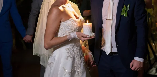 Κερί Στα Χέρια Της Νύφης Και Του Γαμπρού Στο Γάμο — Φωτογραφία Αρχείου