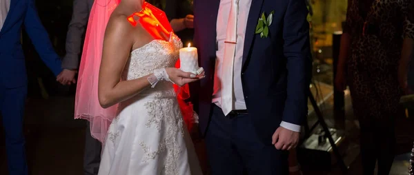 Свеча Руках Жениха Невесты Свадьбе — стоковое фото
