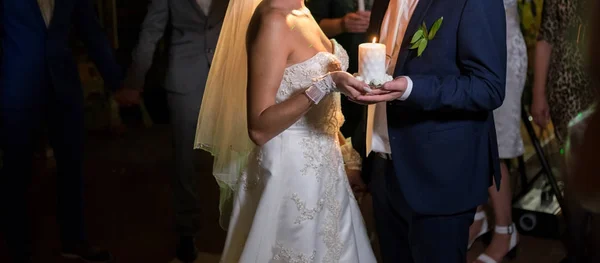 婚礼上新娘和新郎手中的蜡烛 — 图库照片