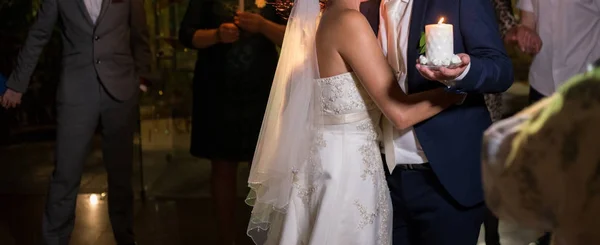 Kerze Den Händen Des Brautpaares Bei Der Hochzeit — Stockfoto