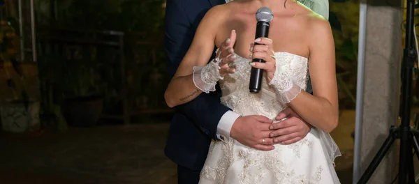 Das Brautpaar Singt Bei Der Hochzeit — Stockfoto