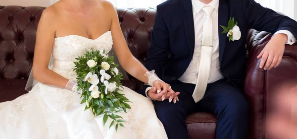 Braut Und Bräutigam Halten Hochzeitsstrauß — Stockfoto