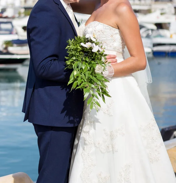 Gelin ve damat düğün buketi taşıyor.