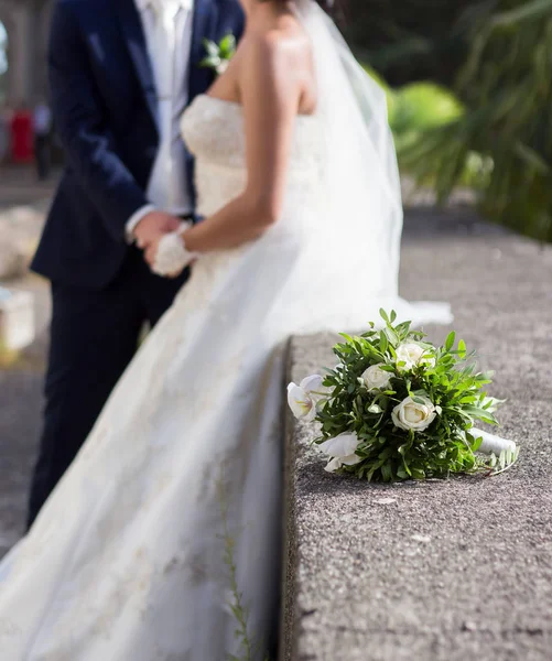 幸せな結婚式で新郎新婦公園の中を歩く — ストック写真