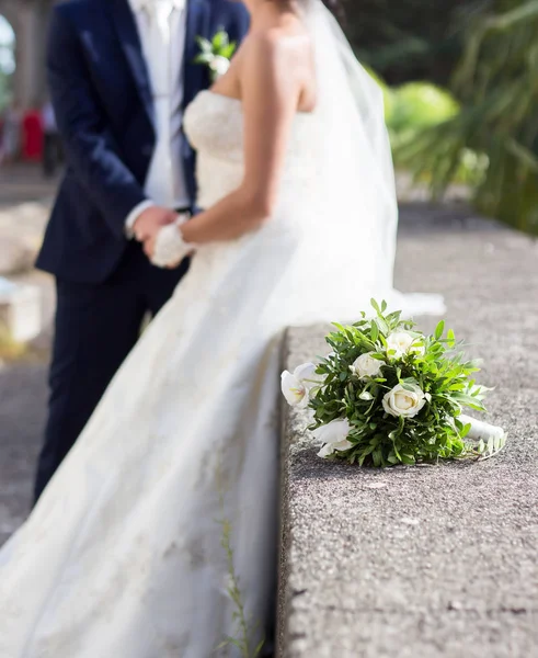 Lyckliga Bruden Och Brudgummen Bröllop Promenad Park — Stockfoto