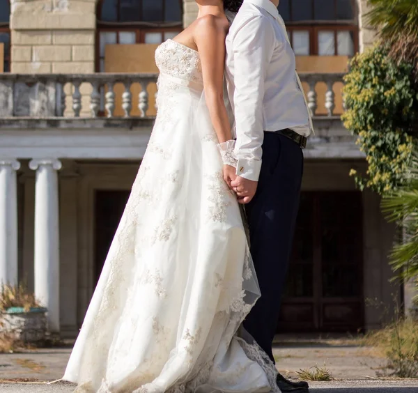 幸せな結婚式で新郎新婦公園の中を歩く — ストック写真