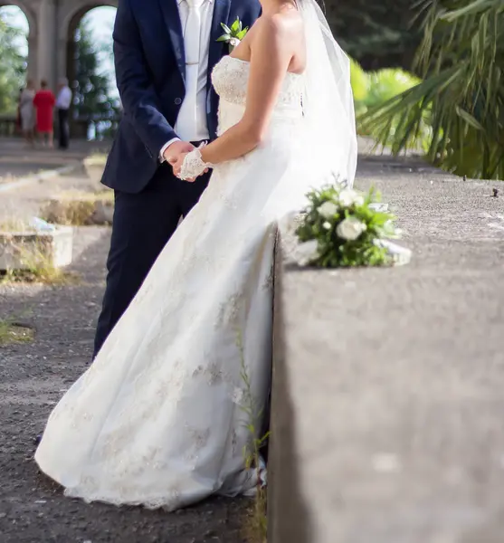 Noiva Feliz Noivo Passeio Casamento Parque — Fotografia de Stock