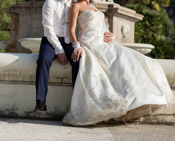 Gelukkige Bruid Bruidegom Wedding Wandeling Het Park — Stockfoto